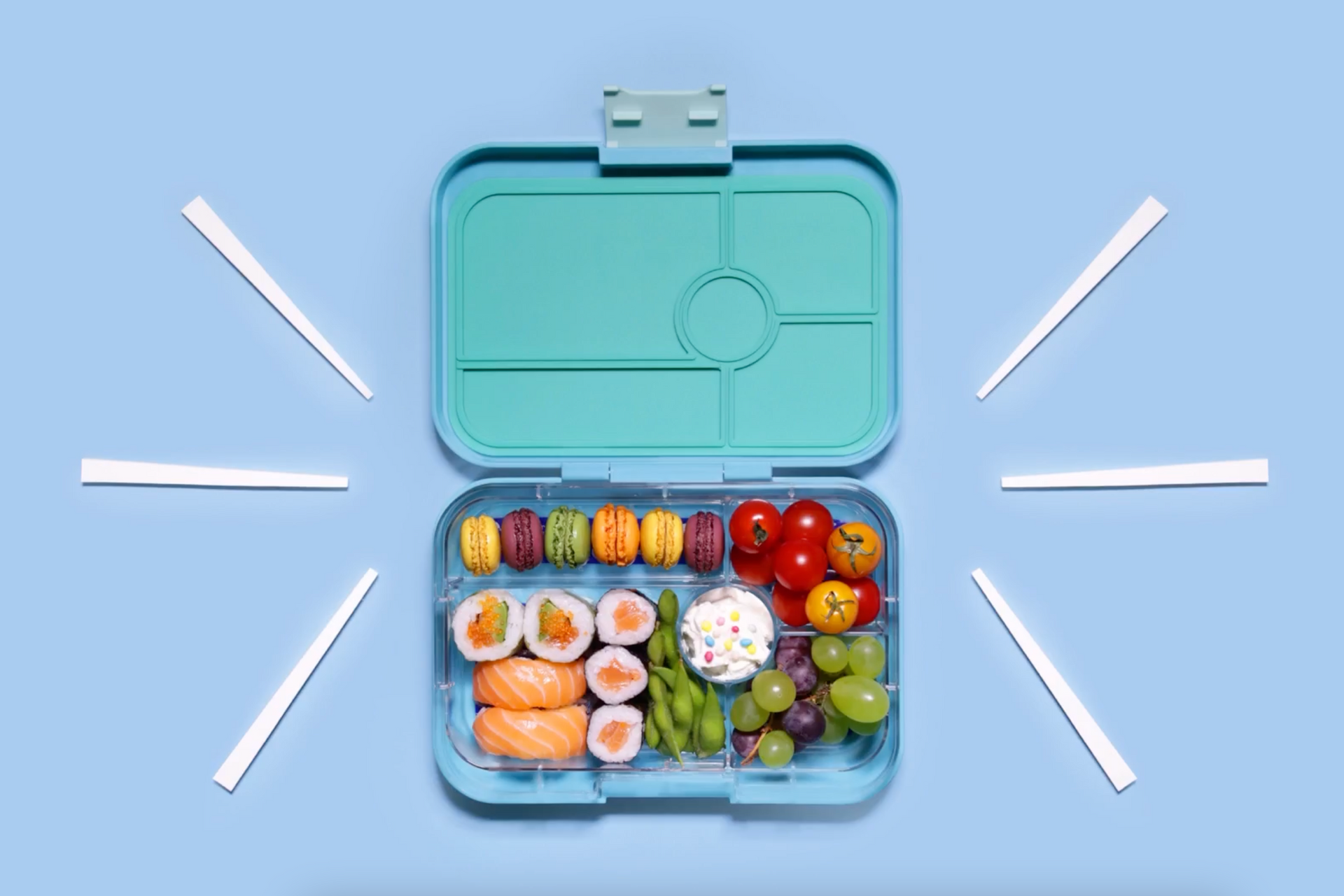Videó betöltése: A Yumbox uzsonnásdobozba változatos étkezést csomagolhatsz.